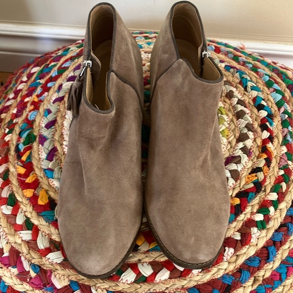 NWOT Vionic Serena Tan Suede Ankle Boots - Picture 1 of 7